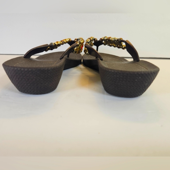 Gold Bronze Rhinestones Embellished Brown Rubber Flipflops Sandals S 7M NWOB - Picture 5 of 8